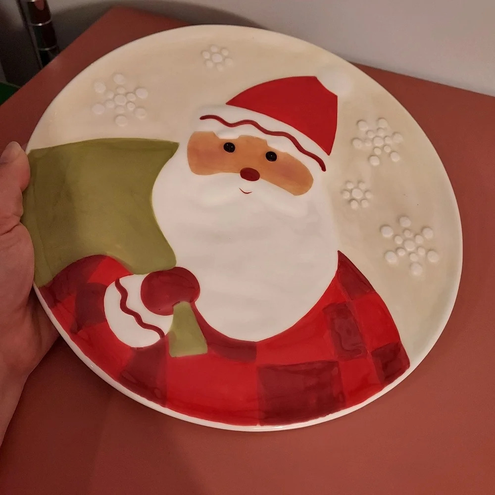 Hallmark Santa with Snowflakes Christmas Plate 10.5 inch diameter